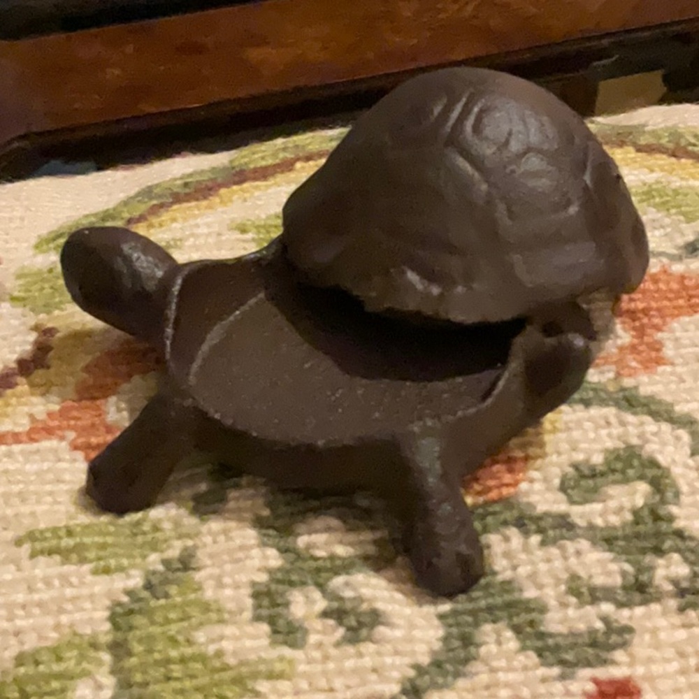 Wonderful turtle box. Perfect for many option, key, guest room,decor, a bookcase